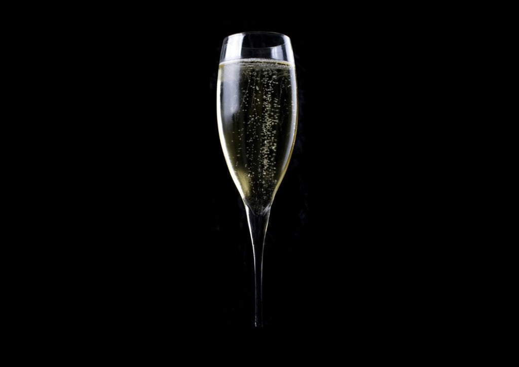 AURUM Cuvée 800 Sparkling Manuka wine poured in an elegant champagne flute