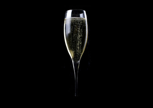 AURUM Cuvée 800 Sparkling Manuka wine poured in an elegant champagne flute